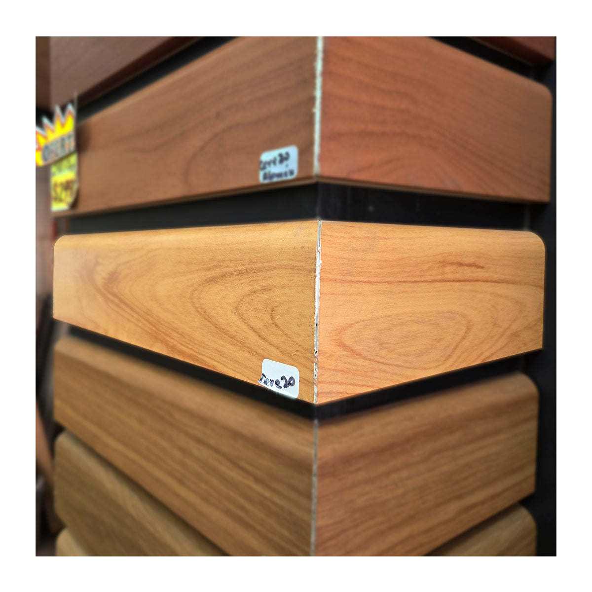 Guardapolvo Foliado Cerezo Claro – 12 × 70 mm x 2,40 m